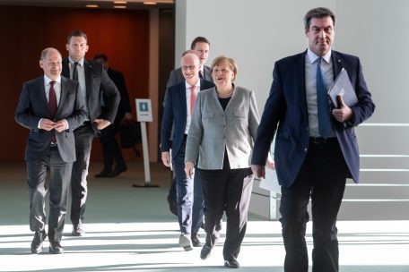 Markus Söder (r, CSU), Ministerpräsident von Bayern, und Peter Tschentscher (M, SPD), Erster Bürgermeister von Hamburg zu einer Pressekonferenz im Bundeskanzleramt. Nach den ersten Ladenöffnungen vor eineinhalb Wochen müssen die Menschen in Deutschland jetzt wohl noch länger auf die nächsten größeren Öffnungsschritte in der Corona-Krise warten. 