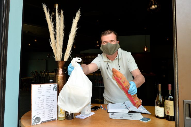 Lockerungen / Düdelinger Restaurants und Cafés wappnen sich mit Plexiglas und weißen Handschuhen