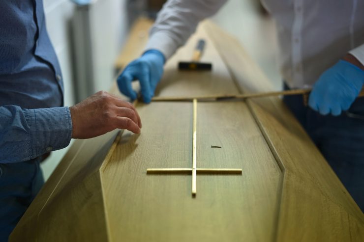 Coronavirus / Ein Ganzkörperanzug schützt nicht vor Leid: So erlebt eine erfahrene Bestatterin die Krise
