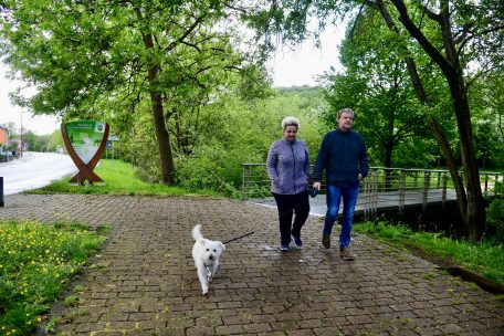 Viele Menschen nutzen diese Zeit für Spaziergänge im Freien
