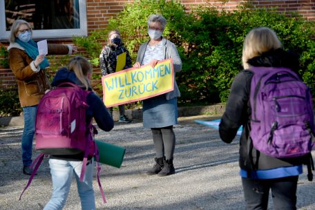 Eine Lehrerin in Deutschland begrüßt ihre Klasse