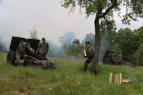 Soldaten der Luxemburger Armee geben Salutschüsse zur Geburt des Thronfolgers ab