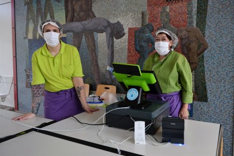 Normalerweise betreiben diese zwei Frauen die Kantine. Da diese nun geschlossen ist, bereiten sie die „Frupstut“ für die Schüler vor.