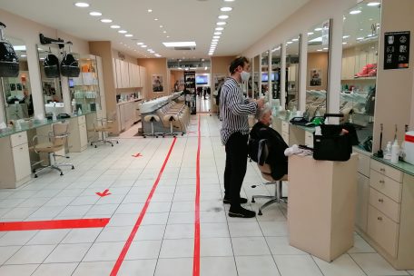 Tun de Oliveira frisiert gerade seine Stammkundin Yvette. Während am Montag nur ein paar Kunden bedient werden, ist der Terminkalender für Dienstag bereits voll.