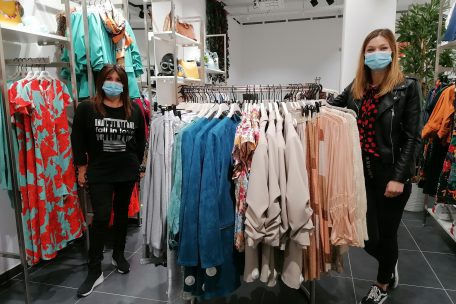 Verkäuferin Rosetta und Geschäftsführerin Sandra Remetter wollen die Kunden mit ihrer guten Laune anstecken