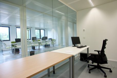 Ganze zwei Stockwerke stehen derzeit noch leer, wurden aber schon mit Arbeitsstätten für zusätzliche Mitarbeiter ausgestattet. Das Kontingent kann bei Bedarf ohne Weiteres erhöht werden.