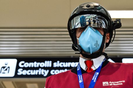 Inzwischen wird auch am Flughafen mit dem Smart Helmet nach Reisenden mit Fieber gefahndet