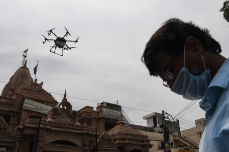 In Neu-Delhi versprühen Drohnen Desinfektionsmittel, auch das spanische Militär hat die Flugobjekte zu diesem Zweck eingesetzt, viele andere Staaten nutzen sie, um die Einhaltung der Social-Distancing-Regeln zu überwachen