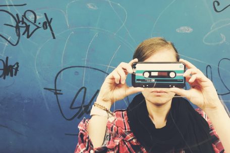 „Zu de ‚Gewënner’ vun der Corona-Kris gehéiere vill vun deene Firmen, déi ebe grad d’Roll vu Kulturliwweranten anhuelen, wann och am negative Sënn – ech denken un Amazon, Netflix, YouTube oder Facebook“ (Claudine Muno, Schrëftstellerin)