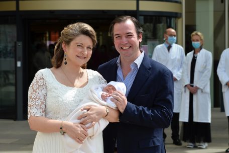 Monarchie / Prinz Charles verlässt in den Armen seiner Mutter die Maternité