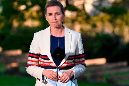 „Einfach wird das nicht“: Dänemarks Ministerpräsidentin Mette Frederiksen, Sozialdemokratin, 1977 geboren und selber Mutter, stimmte ihre Mitbürger auf schwierige, aber nötige Schritte ein 