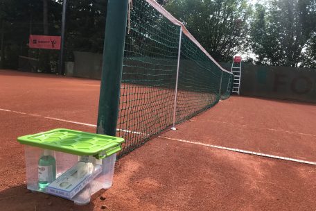 Desinfektionsmittel, Einweghandschuhe und Masken stehen zur Verfügung