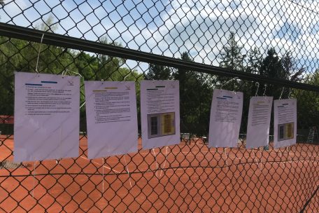 Die Regeln, an die sich die Tennisspieler und Vereine zu halten haben, wurden sichtbar auf der Tennisanlage anbracht