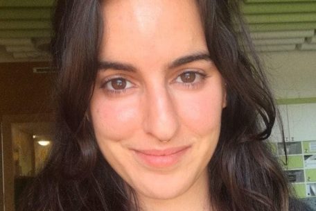 Erzieherin Jessica Costa Gomes weiß die Nähe der „Crèche Louklëppelcher“ zum Wald in Reiler zu schätzen, denn auch Minister Meisch setzt auf mehr Zeit in der Natur mit den Kindern