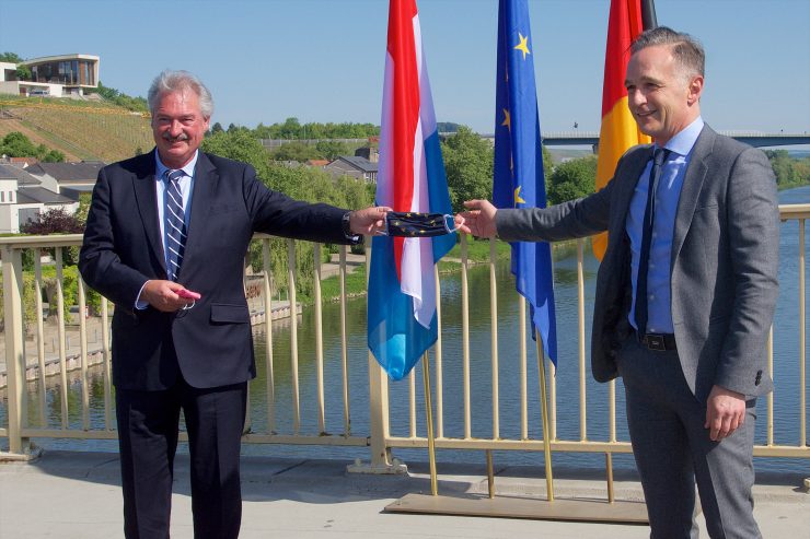 Grenze wieder offen / Asselborn und Maas treffen sich auf der Moselbrücke in Schengen