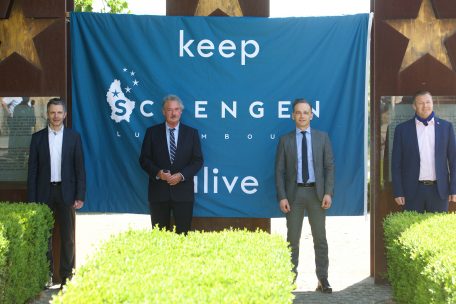Die Bürgermeister aus den Grenzgemeinden, Ralf Uhlenbruch (l.) aus Perl und Michel Gloden aus Schengen (r.), empfingen die beiden Minister 