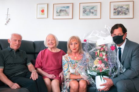 Maria Grober-Paciotti zusammen mit ihrem Sohn Henri, ihrer Tochter Olga und dem Escher Schöffen Pim Knaff