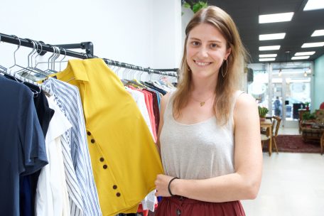 Bei ihrer Ware setzt Laure Cales auf Nachhaltigkeit und schenkt Kleidern von Privatpersonen ein zweites Leben