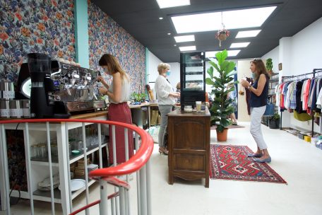 Kaffee und Kuchen gibt es aktuell nur zum Mitnehmen, denn Essen im Lokal ist derzeit noch verboten