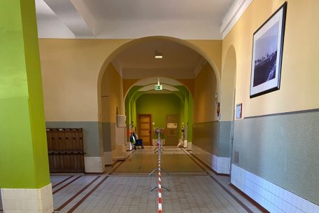 So sieht der Flur der Brill-Schule in Düdelingen aus: Absperrungen und Richtungspfeile