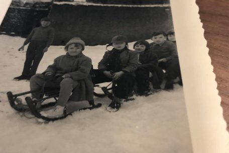 Im Winter trafen sich Maggy Schuller (Mitte) und ihre Freunde auf der „décke Biche“, um mit dem Schlitten den Hügel hinunterzufahren