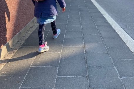 Die sechsjährige Elina auf dem Schulweg