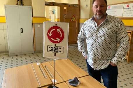 Lehrer und Schulpräsident Joël Wintersdorf im Kreisverkehr von Beles-Post