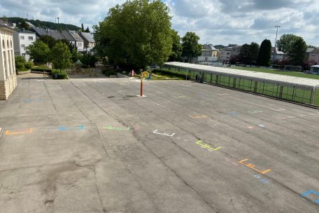 Viele bunte Markierungen zieren den Schulhof