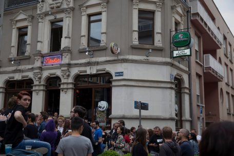 Bis es wieder so vor dem Café Pitcher aussieht, wird wohl noch ein wenig Zeit vergehen. Chef „JC“ weiß noch nicht genau, wie die Wiedereröffnung aussehen wird und wann sie stattfinden soll.