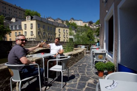 Wiedereröffnung Gastronomie / Kunden genießen den Sonnenschein auf den Terrassen der Restaurants und Kneipen in Luxemburg-Stadt