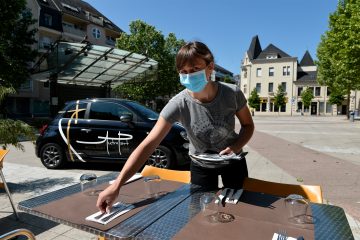 Lockerung des Lockdowns / Soziale Kontakte und kühle Getränke im Zentrum von Differdingen
