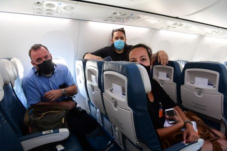An Bord besteht jederzeit Maskenpflicht. Die Luft wird dennoch alle paar Minuten über das Ventilationssystem erneuert. Viren werden dabei herausgefiltert.