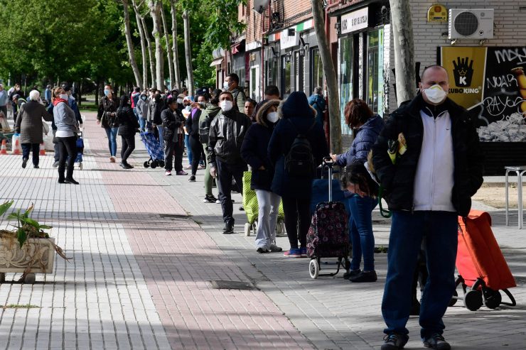 Spanien / Mit Grundeinkommen gegen Hungerschlangen: Corona-Krise produziert „sozialen Tsunami“