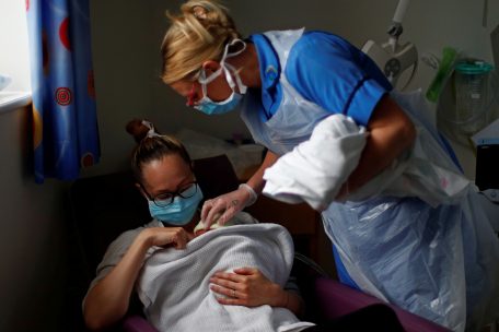 Kinderglück in Krisenzeiten / Wie die Entbindungsstationen derzeit arbeiten und wie Mütter das erleben