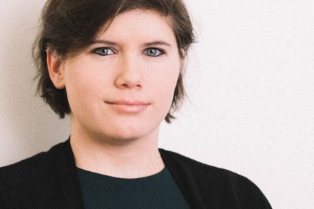 Ingrid Brodnig ist Buchautorin und Kolumnistin des Nachrichtenmagazins Profil. Sie wurde zum Digital Champion Österreichs in der EU ernannt. Zuletzt von ihr erschienen ist „Übermacht im Netz. Warum wir für ein gerechtes Internet kämpfen müssen“.
