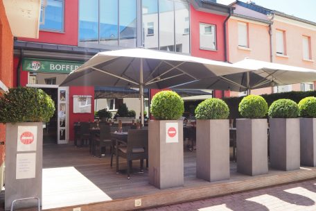Die sonst belebte Terrasse des Schifflinger Familienbetriebs blieb am Montagmittag größtenteils leer