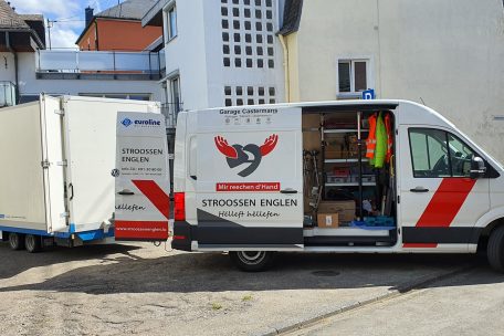 „Mir reechen d’Hand“, lautet das Motto der Vereinigung ohne Gewinnzweck. Mit zwei Lieferwagen werden mehrere Routen gefahren. Dabei haben die Freiwilligen auch eine Art Food-Truck, um die Obdachlosen zu verpflegen.