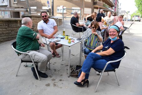 Claude, Claude, Milena und Sabrina freuen sich über die neue Möglichkeit, vor dem Pitcher sitzen zu können