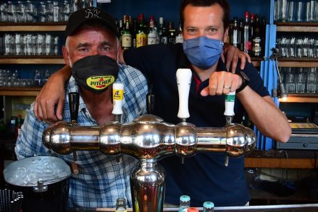 Barbetreiber J-C und Jemp wirken am Dienstag etwas angespannt. Trotzdem freuen sich beide, ihre Gäste endlich wieder bewirten zu können.
