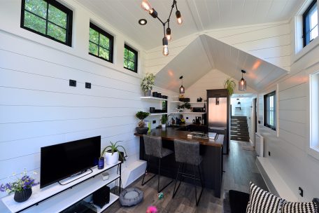 Auch bei der Deko liebt es Tammy eher minimalistisch und setzt auf vereinzelte Pflanzen statt vollgestopften Regalen