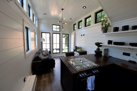 Um die Räumlichkeiten ihres neuen Heims hell und gemütlich zu gestalten, hat Tammy insgesamt 27 Fenster einbauen lassen