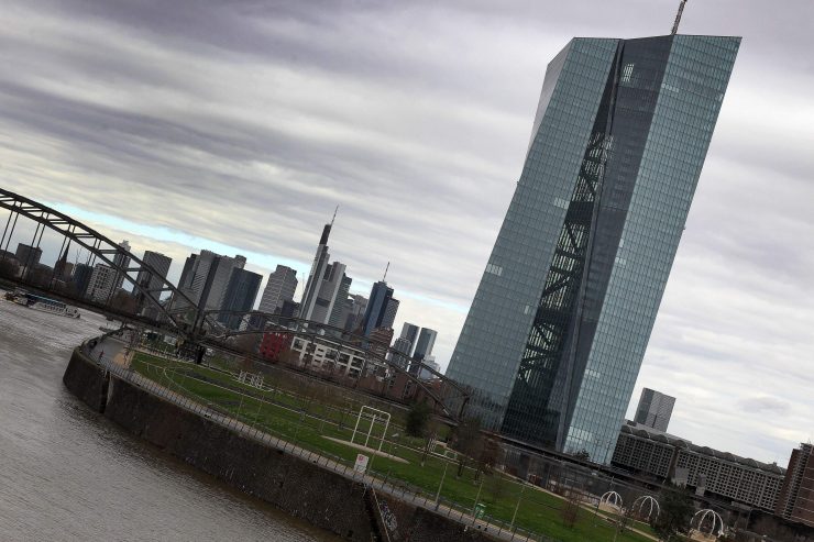 Zentralbank / EZB macht im Kampf gegen Pandemiefolgen 1,35 Billionen Euro locker