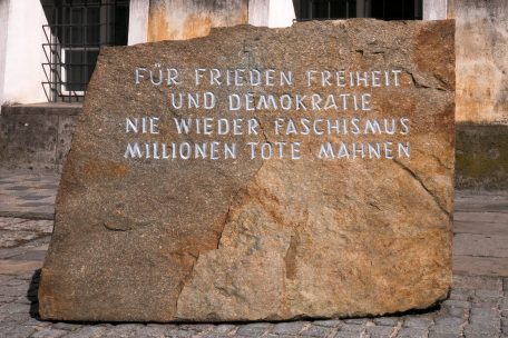 Totale Neutralisierung: Mit dem Umbau des Hitler-Geburtshauses in Braunau soll auch der Gedenkstein entsorgt werden