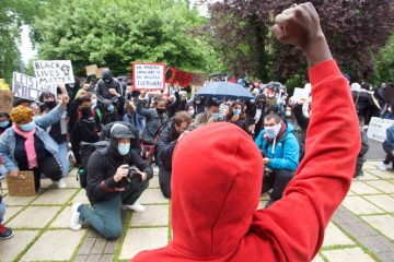 „I can’t breathe“ / Hunderte Demonstranten protestieren vor der US-Botschaft in Luxemburg