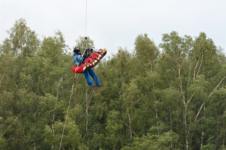 Pilot und Winch-Operator sind bei der Bergung auf kompetente Hilfe am Boden angewiesen. Diesen Part übernehmen die Mitglieder der CGDIS-Spezialeinheit „Grimp“.