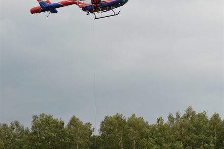Die Rettungskräfte können mit der Seilwinde bis zu 70 Meter tief herabgelassen werden