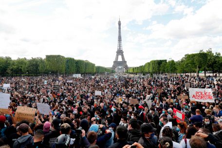 In Paris versammelten sich ebenfalls Zehntausende Menschen 