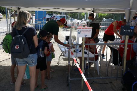 Am Strand muss dem Coronavirus Beachtung geschenkt werden. Im Wasser ist es wohl weniger problematisch
