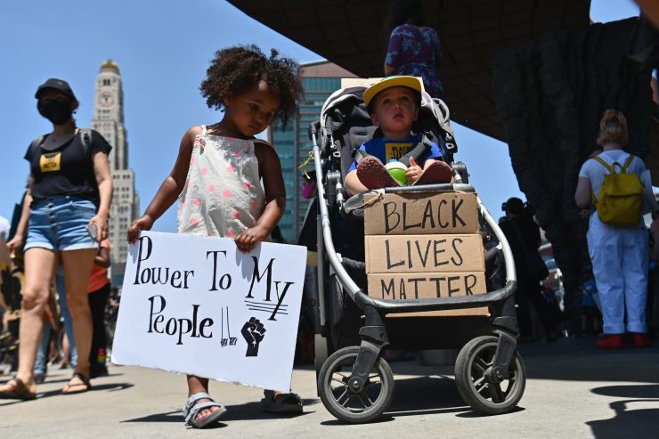 „Du bist aber ein schöner Schwarzer“ / Mütter berichten über die Angst, dass ihre Kinder diskriminiert werden