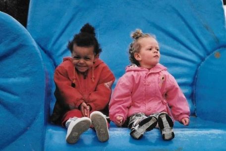 Trotz unterschiedlicher Hautfarbe kennen Tiffany (l.) und Elodie rassistische Anfeindungen gleichermaßen, denn schon in der Kindheit wurde ihnen nicht immer mit Wohlwollen begegnet